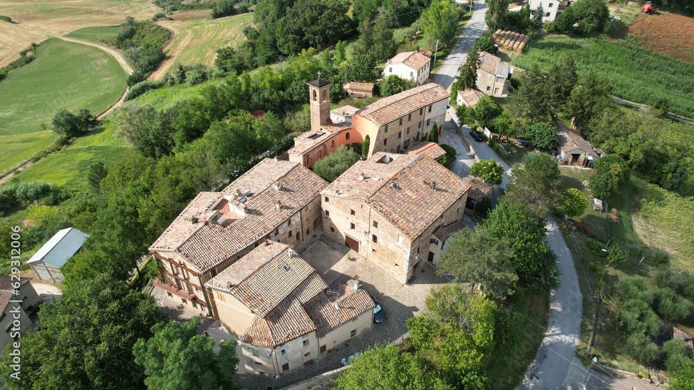 paese castello, con campi e strade, fotografato dall'alto con drone