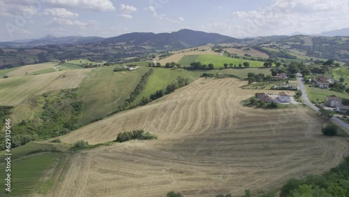 Wallpaper Mural paesaggio di campagna con nuvole e fattorie, ripresa con drone in risoluzione 4k Torontodigital.ca