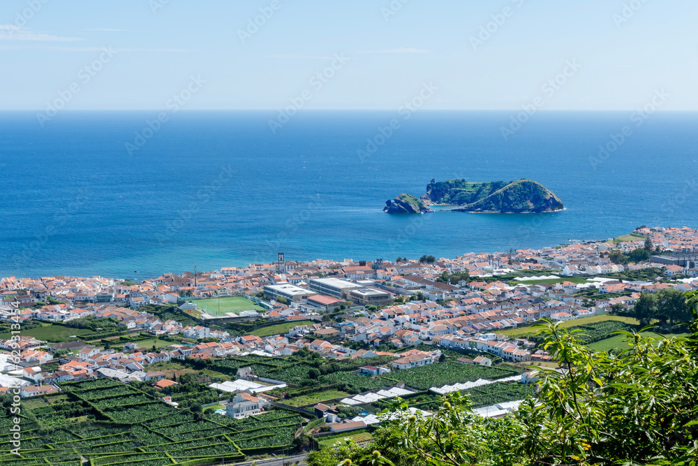 Cidade e ilhéu de Vila Franca do Campo na Ilha de São Miguel nos Açores 