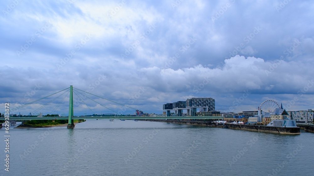 Panorama von Köln mit Rhein und Kranhäuser 