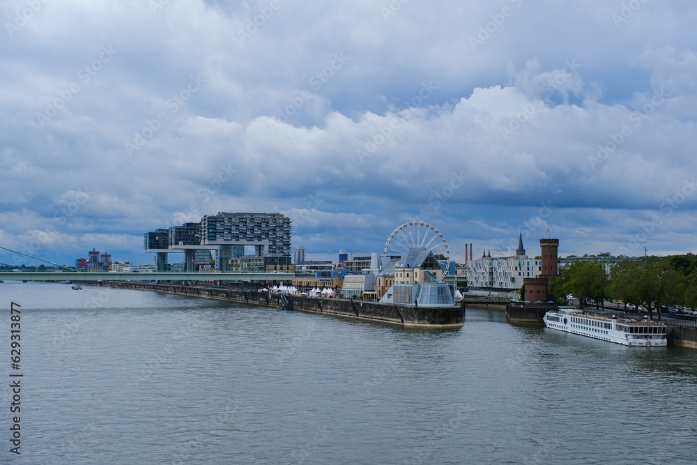 Panorama von Köln mit Rhein und Kranhäuser 
