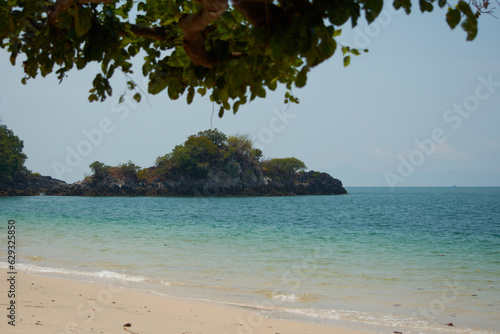 Fototapeta Naklejka Na Ścianę i Meble -  thailand beach under a tree