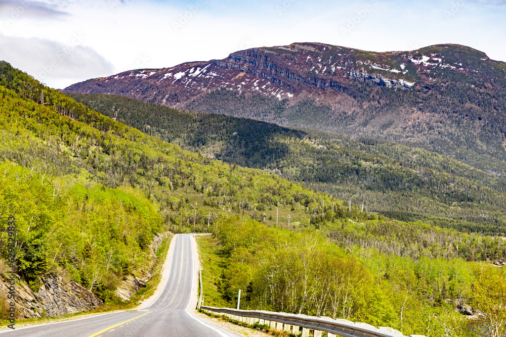 Obraz premium Highway leading towards a mountain