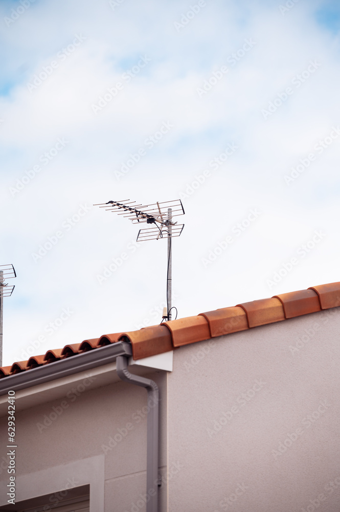 Antenne sur la toiture de maison dans un lotissement Antenne sur la toiture de maison dans un lotissement