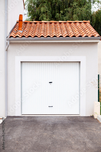 Porte de garage d'une maison dans un lotissement