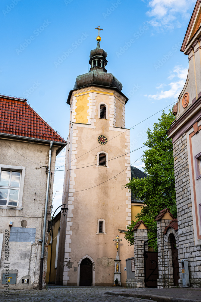 Budynek kościoła rzymskokatolickiego w obszarze miejskim zachodniej Polski, w porze letniej na tle błękitnego nieba
