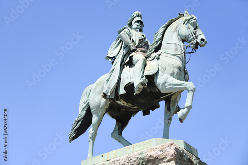 Rechtsrheinisch bei der Hohenzollernbrücke Köln steht das Reiterstandbild Kaiser Wilhelms I. (1797 - 1888). Er wurde 1861  König von Preußen, 1871 Deutscher Kaiser. Geschaffen 1864 von Friedrich Drake