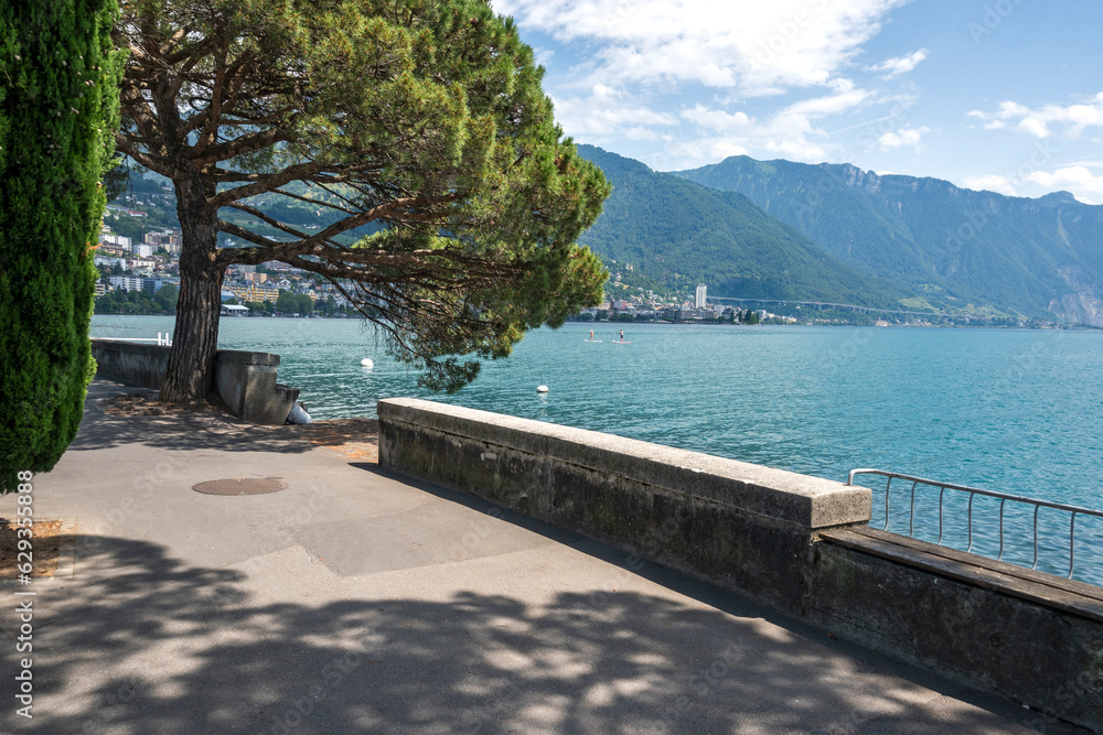 Obraz premium Embankment of town of Montreux, Switzerland