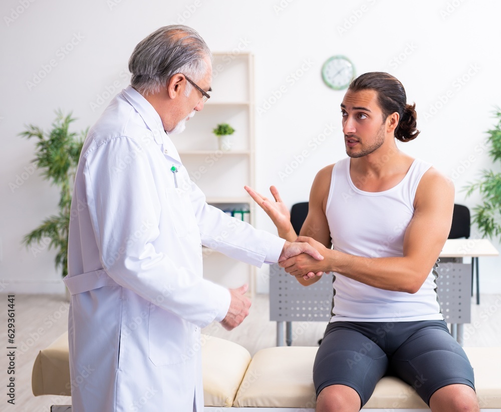 Obraz premium Young male patient visiting experienced doctor