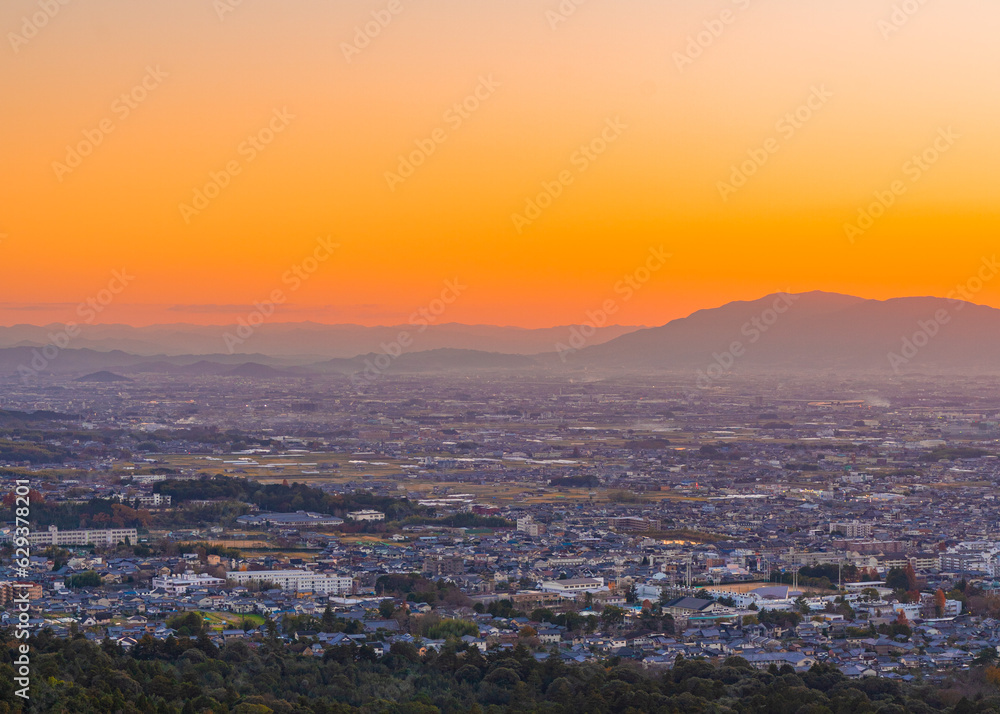 Obraz premium 夕暮れ時の若草山