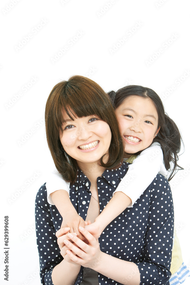 母親に抱きつく娘