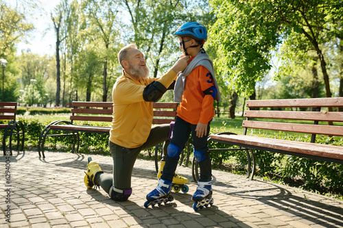 Bilde på lerret Happy family preparing for extreme rollerskating in city park