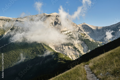 Estate sulle creste della Maiella con nuvole e roccia