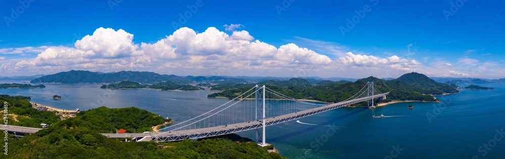 Fototapeta premium 夏の因島大橋と瀬戸内海の風景 ドローン撮影