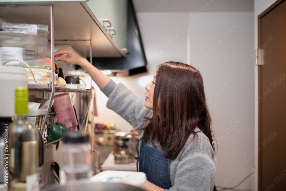 料理を作る女性 料理を作る女性