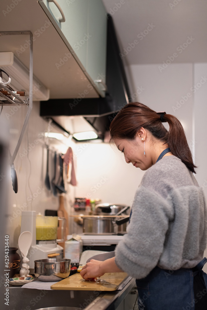 料理を作る女性 料理を作る女性