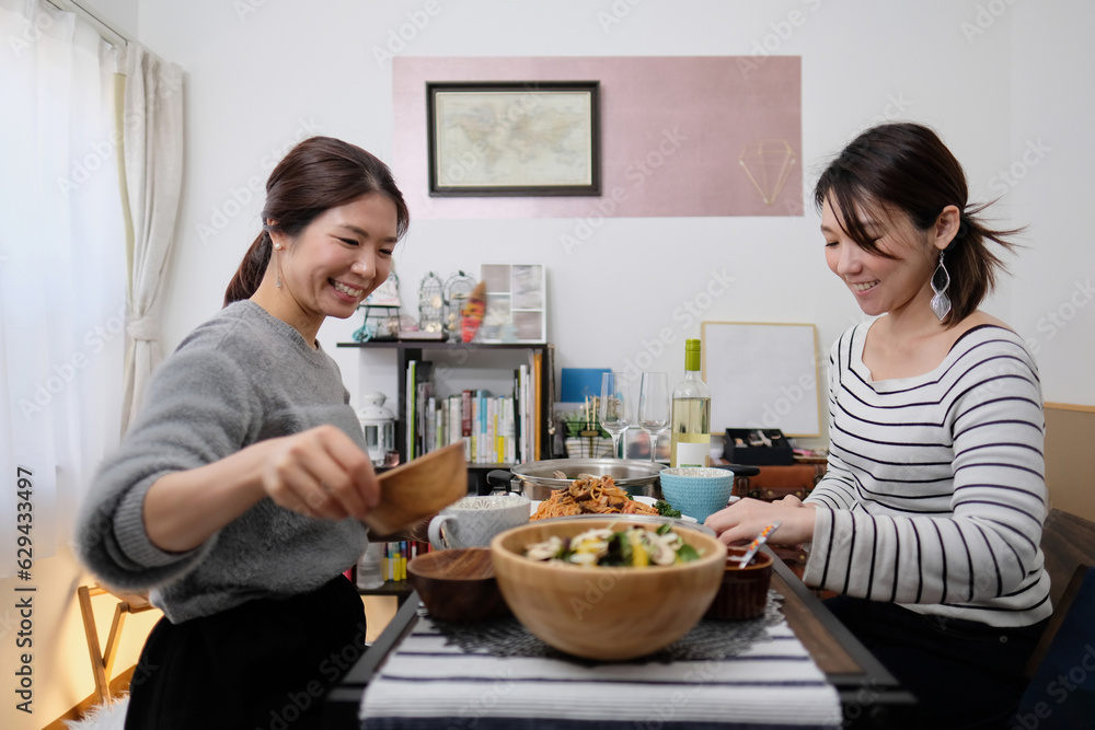 自宅で食事をする二人の女性