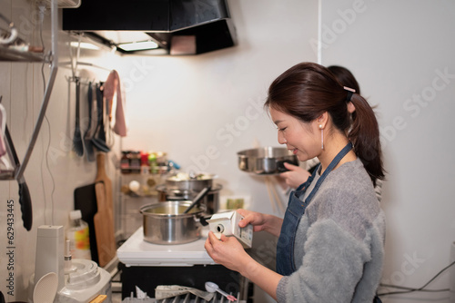 料理を作る女性