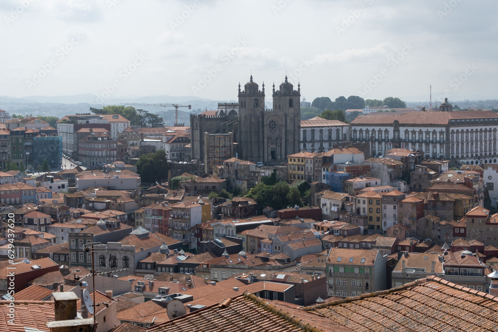 Horizontes impresionantes: Disfruta las vistas panorámicas que revelan la belleza cautivadora de Oporto.