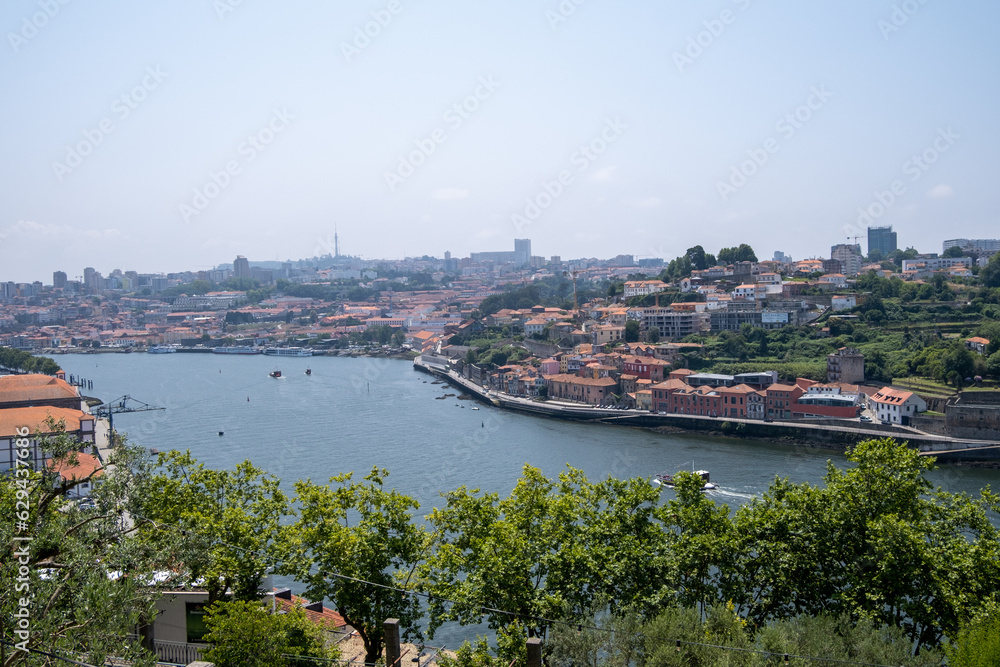 El Río Duero de Oporto: Un remanso dorado que captura la belleza natural y la magia serena de esta encantadora ciudad costera.