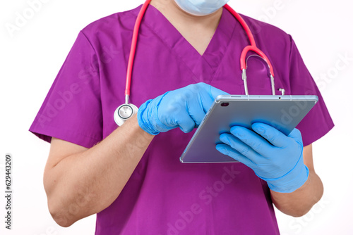 Lekarz pracujący z tabletem w dłoni 