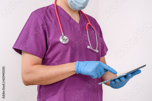 Pan doktor przegląda kartę pacjenta na tablecie