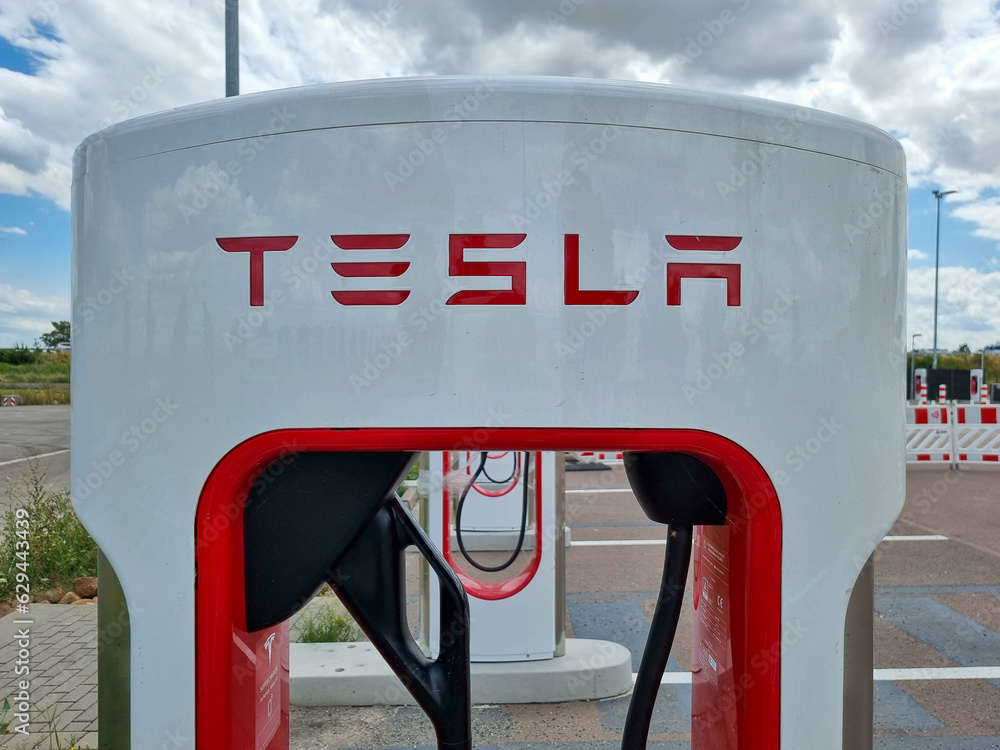 tesla charging station 