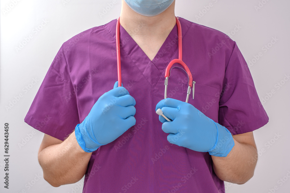 Chirurg w rękawiczkach przed operacją  - obrazy, fototapety, plakaty 