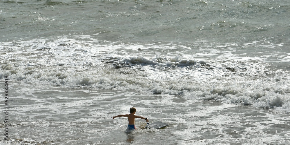 petit garçon dans les vagues