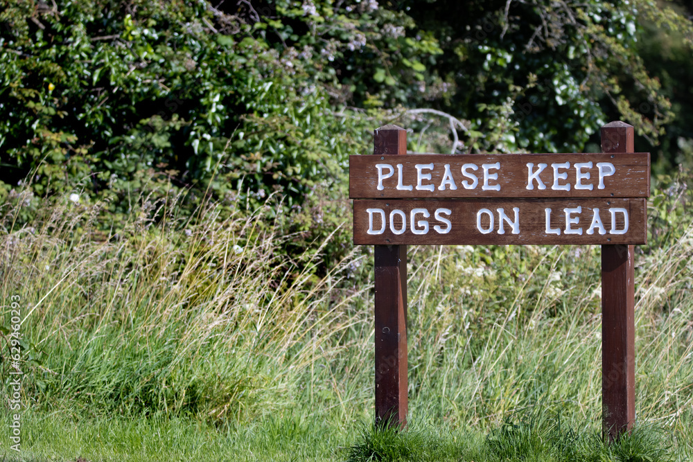 please keep dogs on lead sign in a country park