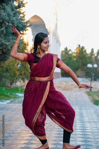 фотографія bharatanatyam dance of woman out of india in central asia countries a old histor