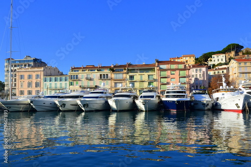 France, côte d'azur,  Cannes, le quai saint Pierre vu du vieux port. photo
