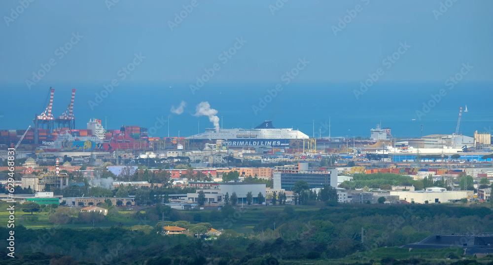 Grimaldilines am Strand von Livorno in Italien mit Industriehafen