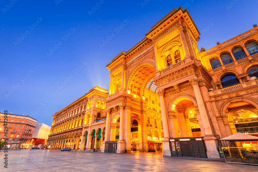 Obraz premium Milan, Italy. Piazza del Duomo illuminated in morning twilight.