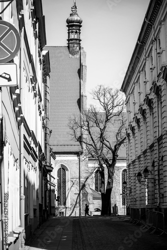 Fotografia uliczna widok uliczki starego miasta w Bydgoszczy