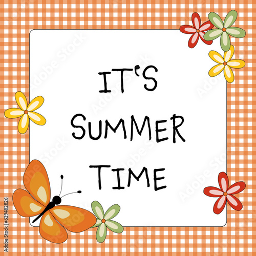 It’s Summertime - Schriftzug in englischer Sprache - Es ist Sommerzeit. Grußkarten mit einem Schmetterling, Blüten und einem Orange- Weiß karierten Rahmen.