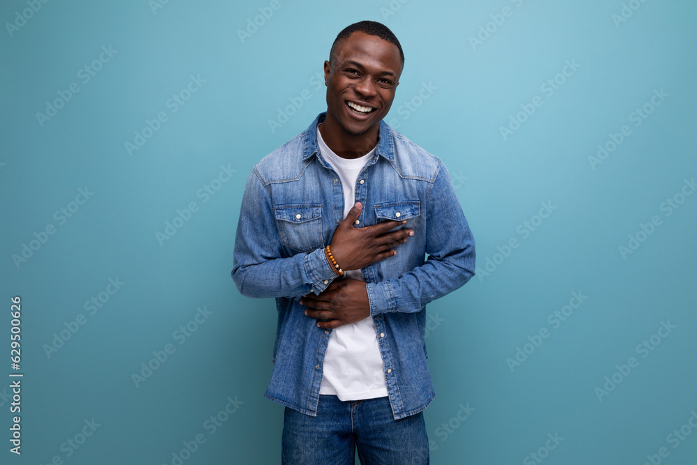 Φωτογραφία portrait of a 30 year old laughing american man with short hair dressed stylishl