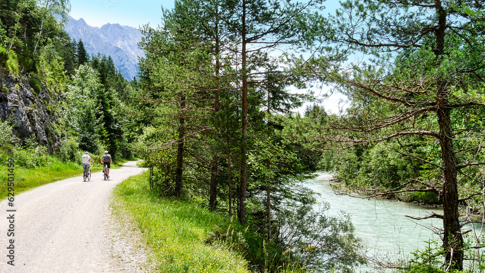 Radler unterwegs auf dem Isarradweg Radler unterwegs auf dem Isarradweg