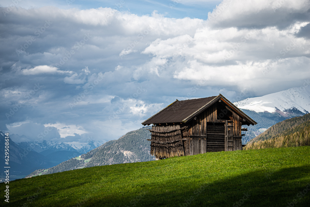 Pill, Heustadl in Tirol vor Berglandschaft