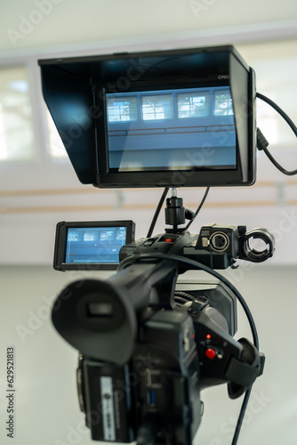 camescope avec écran de contrôle durant un tournage de clip photo