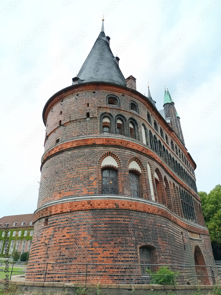 Seitenansicht des historischen Holstentors in Lübeck