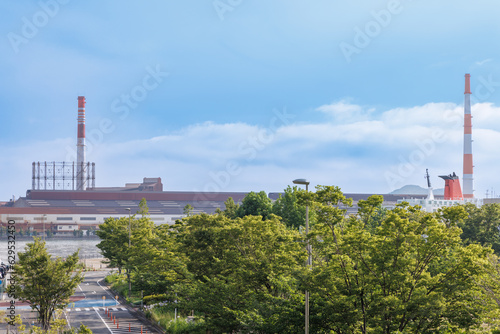 Wallpaper Mural 北九州小倉北区の新緑と工場 Torontodigital.ca