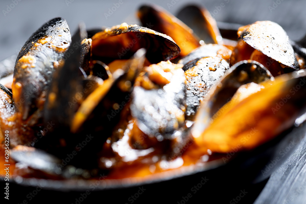 italian black mussels in tomato sauce