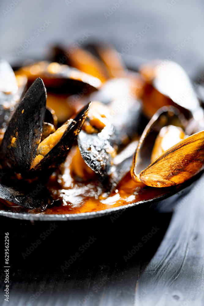 italian black mussels in tomato sauce