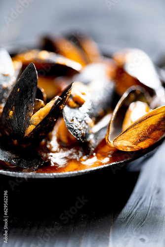 Obraz na płótnie italian black mussels in tomato sauce w salonie