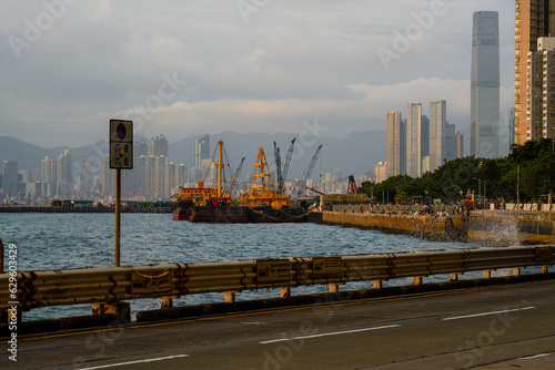 Cuadro en lienzo Coastal road and vehicles in Kennedy Town, Hong Kong