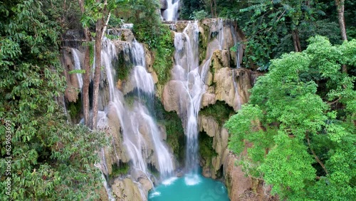 Chute d’eau de Kuang Si au Laos region de Luang Prabang en Asie du Sud-Est - Vue aérienne d’une cascade paradisiaque à plusieurs niveaux.