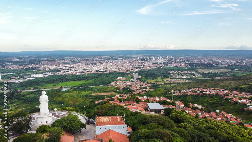 Obraz premium Visual aéreo da estátua religiosa do Padre Cícero no interior da cidade de Juazeiro do Norte no estado do Ceará captada do alto por um drone. 