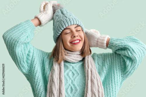 Frozen young woman in winte...