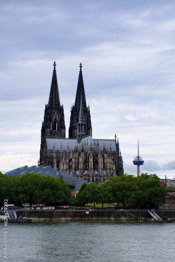 Ausblick über den Rhein mit dem Kölner Dom im Hintergrund